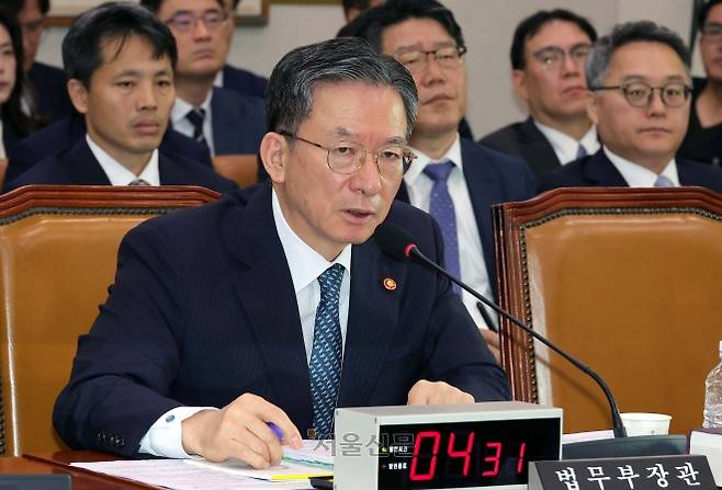 정성호 법무부 장관이 14일 서울 여의도 국회에서 열린 법무부 등에 대한 법제사법위원회 국정감사에서 의원 질의에 답하고 있다.2025.10.14 안주영 전문기자