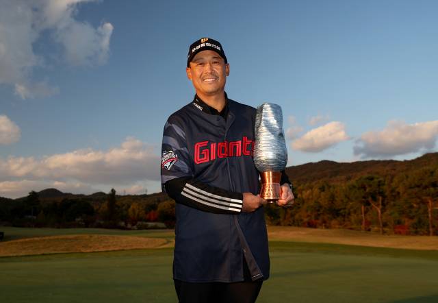 우승 트로피를 들고 포즈를 취한 김재호. 사진 제공=KPGA