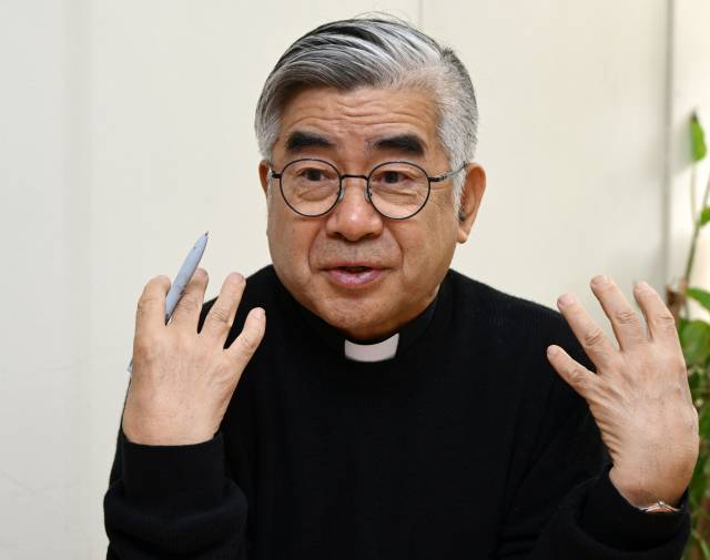 가톨릭영성심리상담소장인 홍성남 신부가 3일 서울 중구 가톨릭회관에서 진행된 서울경제신문과의 인터뷰에서 ‘내면의 폭군’의 의미를 설명하고 있다. 성형주 기자