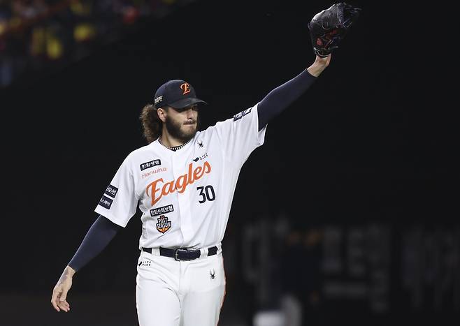 한화 코디 폰세가 지난달 31일 LG와 KS 5차전이 끝난 뒤 대전한화생명볼파크 마운드의 흙을 주머니에 담아 갔다. 대전｜뉴시스