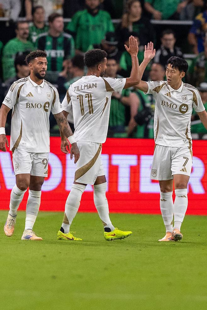 손흥민(오른쪽)이 3일(한국시간) 미국 텍사스주 오스틴의 Q2스타디움에서 열린 오스틴과 2025 MLS 서부 콘퍼런스 플레이오프 1라운드 2차전 원정경기 전반 21분 선제골을 넣고 동료들과 기뻐하고 있다. 오스틴(미 텍사스주)|AP뉴시스