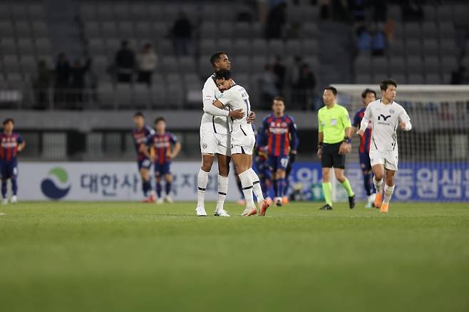 대구의 ‘영혼의 콤비’ 세징야와 에드가가 2일 수원FC와 K리그1 원정경기에서 후반 추가시간 드라마틱한 동점골을 터트린 뒤 서로를 안아주며 기뻐하고 있다. 힘겨운 생존경쟁을 하고 있고, 여전히 위기가 계속되지만 둘은 1% 작은 가능성에도 싸우겠다는 의지다. 사진제공|한국프로축구연맹