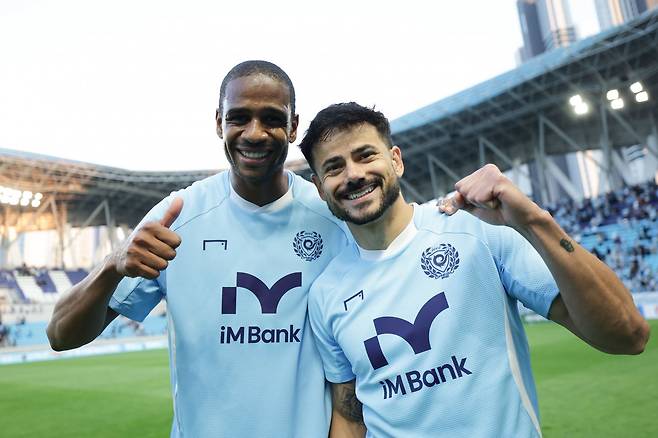 에드가(왼쪽)와 세징야는 대구의 ‘영혼의 콤비’로 통한다. 2일 수원FC 원정에서도 드라마틱한 후반 추가시간 동점골을 합작한 둘은 여전히 희박한 생존 가능성에도 포기하지 않겠다는 의지다. 사진제공|한국프로축구연맹