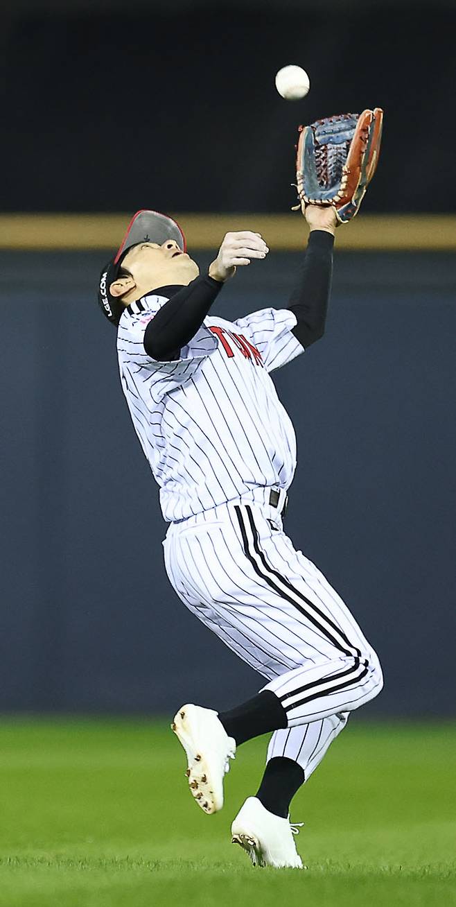 LG 2루수 신민재가  한국시리즈 2차전 4회초 1사 만루 위기에서 머리 위로 넘어가는 한화 리베라토의 애매한 타구를  잡아내고 있다. 연합뉴스