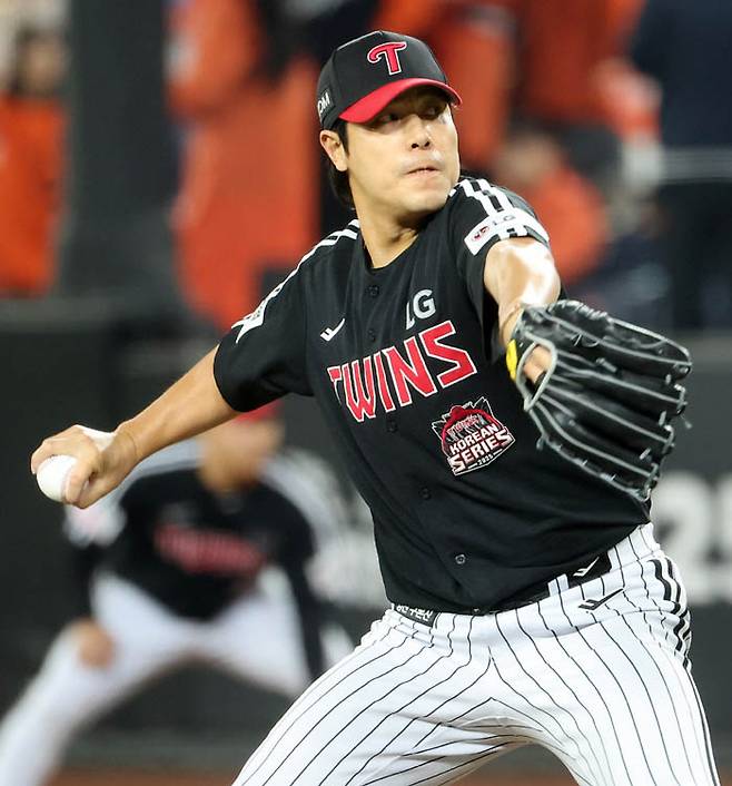 LG 김진성이 지난 29일 대전에서 열린 한국시리즈 3차전 한화전 6회말 마운드에 올라 역투하고 있다. 연합뉴스