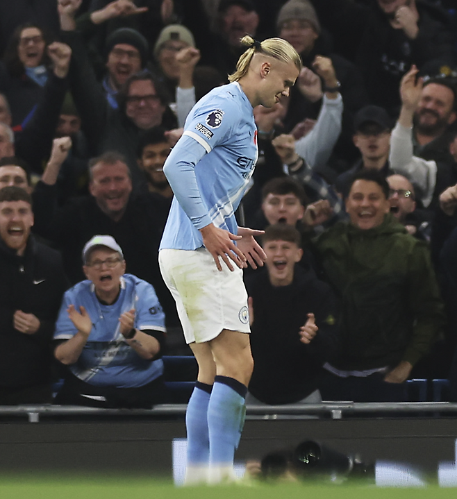 엘링 홀란이 3일 골을 넣은 뒤 로봇 세리머니를 하고 있다. 게티이미지