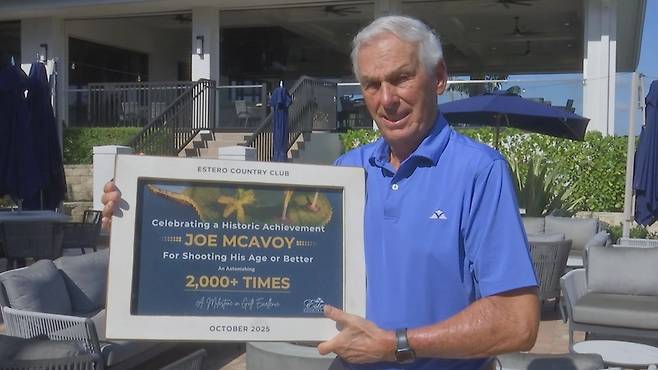 조 매커보이가 골프장에서 선물한 에이지 슈트 2000회 돌파 기념 액자를 들고 포즈를 취하고 있다. SNS 캡처