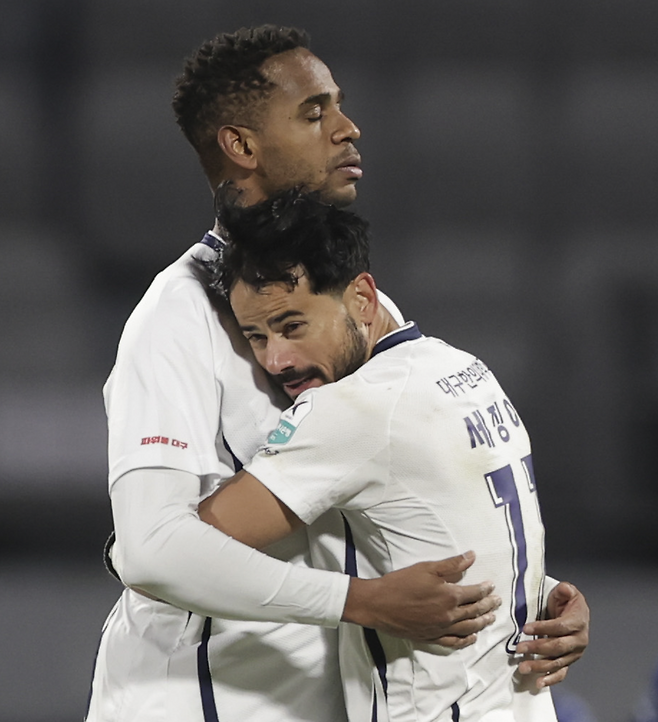 에드가와 세징야가 지난 2일 수원FC전에서 종료 직전 잔류 희망을 살리는 극적인 동점골을 합작한 뒤 경기후 진한 포옹을 나누고 있다. 프로축구연맹