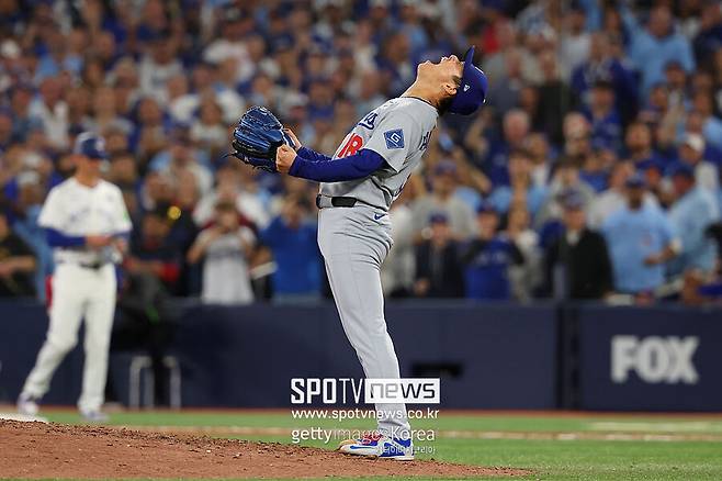 ▲ 다저스의 월드시리즈 우승에 지대한 공을 세우며 역사상 첫 '월드시리즈 원정 3승'의 주인공이 된 야마모토 요시노부