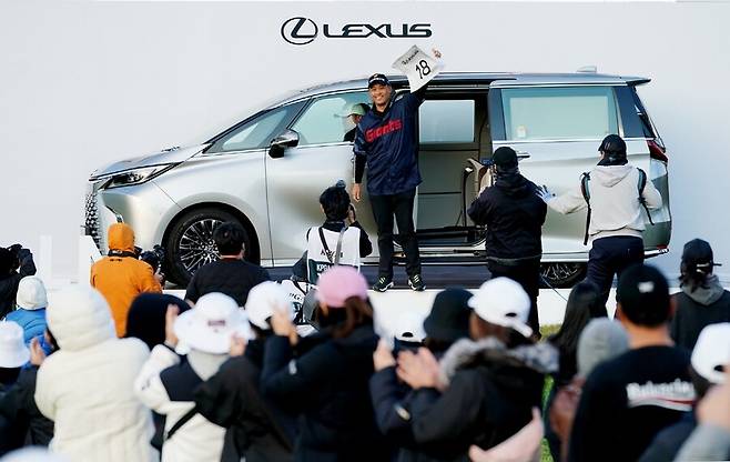 &nbsp;2025&nbsp;렉서스 마스터즈 챔피언 김재호 우승 세리모니. 2025&nbsp;렉서스 마스터즈 챔피언 김재호가&nbsp;18번홀에 전시된 플래그십&nbsp;MPV&nbsp;‘LM 500h’에서 등장하고 있다. ⓒ렉서스 마스터즈 대회 조직위원회