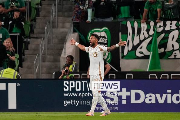 ▲ LAFC는 3일 미국 텍사스주의 Q2 스타디움에서 열린 2025 MLS컵 플레이오프 1라운드 2차전에서 오스틴FC를 상대한다. LAFC는 앞선 1차전에서 1-0으로 승리하며 다음 라운드 진출에 유리한 고지를 점했다. 만약 LAFC가 이번 경기에서도 승리한다면 서부 준결승에 진출하게 되는 LAFC다.&nbsp; 전반전이 끝난 지금, LAFC가 3-1&nbsp;리드를 잡으며 사실상 다음 라운드 진출이 가까워졌다. 손흥민이 1골 1도움, 부앙가가 2골을 폭발하며 팀에 완벽한 리드를 안겼다.&nbsp;