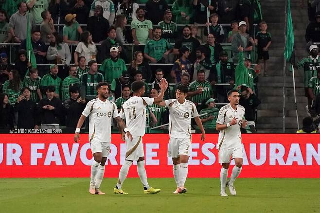 ▲ 손흥민의 활약이 빛났다. 손흥민은 전반 21분 환상적인 선제골로 팀에 리드를 안겼다. 이어 드니 부앙가에게 정확한 패스를 배달하며 어시스트를 적립했다. 이후 LAFC는 부앙가가 한 골을 더 추가했으며 에보비시의 쐐기골까지 묶어 한 골을 만회한 오스틴에 대승을 거뒀다.이로써 LAFC는 다음 라운드에서 밴쿠버 화이트캡스를 상대하게 됐다. 밴쿠버에는 바이에른 뮌헨의 전설 토마스 뮐러가 활약 중이다. 자연스레 손흥민 대 뮐러의 대결이 성사되며 축구 팬들의 이목을 끌고 있다. ⓒ연합뉴스/AP