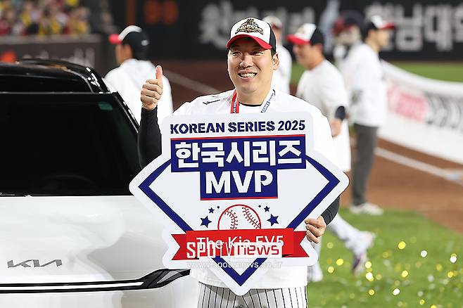 ▲ 김현수는 한국시리즈에서의 맹활약으로 자신을 둘러싼 계약 상황을 일거에 뒤집었다는 평가를 받는다 ⓒ곽혜미 기자