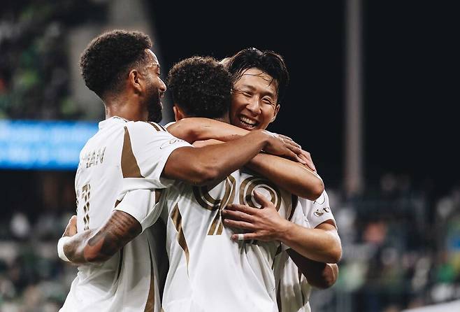 ▲ 손흥민을 막기 위해 오스틴이 거친 플레이를 떠올렸다. 반대로 손흥민은 몸으로 막는 방식이 아니라 축구로 응징하는 법을 보여줬다. 손흥민이 보여준 품격은 오스틴의 더티 플레이보다 훨씬 강력한 메시지를 남겼다. ⓒ LAFC