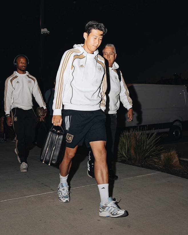 ▲ 손흥민을 막기 위해 오스틴이 거친 플레이를 떠올렸다. 반대로 손흥민은 몸으로 막는 방식이 아니라 축구로 응징하는 법을 보여줬다. 손흥민이 보여준 품격은 오스틴의 더티 플레이보다 훨씬 강력한 메시지를 남겼다. ⓒ LAFC