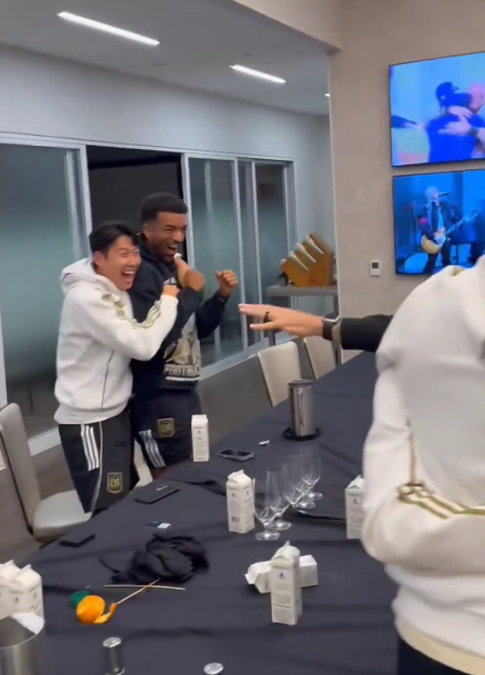 ▲ 손흥민은 LA 연고지 팀들의 승리에 자신도 모르게 동참하며, 축구뿐 아니라 스포츠 팬으로서의 면모까지 뽐냈다. 다저스타디움의 핫도그에 매료돼 월드시리즈 우승을 기뻐한 손흥민은 MLS컵 우승으로 LA 스포츠의 황금기를 만들 각오다. ⓒ LAFC