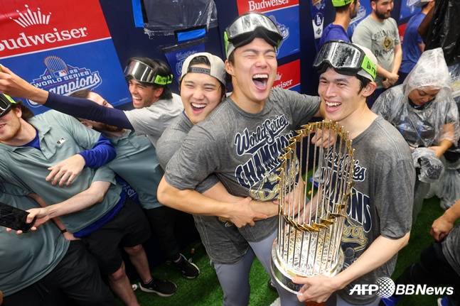 우승 후 라커룸에서 기쁨을 만끽하는 야마모토(가운데)와 오타니(왼쪽), 사사키. /AFPBBNews=뉴스1