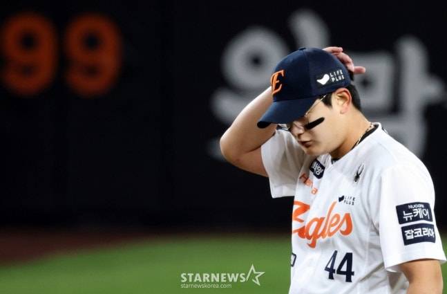 한화 김서현이 한국시리즈 4차전에서 9회초 투런 홈런을 맞고 고개를 숙이고 있다. /사진=강영조 선임기자