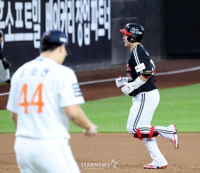 김서현(왼쪽)이 한국시리즈 4차전 9회초 박동원에게 홈런을 맞고 고개를 떨구고 있다. /사진=강영조 선임기자