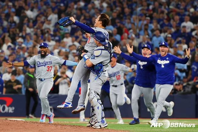 다저스 야마모토(가운데)가 월드시리즈 우승을 확정짓는 마지막 아웃카운트를 잡아내자 포수 스미스가 그를 들어올리고 있다. /AFPBBNews=뉴스1