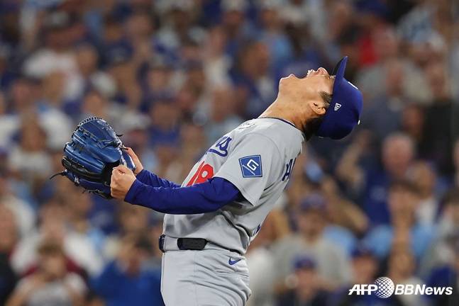 야마모토가 월드시리즈 우승을 안기는 아웃카운트를 잡아낸 뒤 포효하고 있다. /AFPBBNews=뉴스1