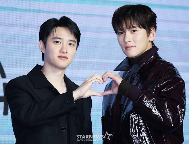 배우 도경수, 지창욱이 3일 오전 서울 여의도 콘래드호텔에서 진행된 디즈니+ 오리지널 시리즈 '조각도시' 제작발표회에 참석해 포즈를 취하고 있다. '조각도시'는 평범한 삶을 살던 주인공은 어느 날 흉악한 범죄에 휘말려 감옥에 갇히고, 이 모든 상황이 한 인물로부터 계획됐다는 사실을 알게 되면서 그를 위한 복수를 시작하는 범죄 액션 시리즈로 오는 5일 공개된다. /2025.11.03 /사진=이동훈 photoguy@