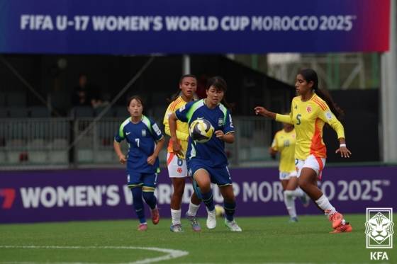 U-17 여자월드컵 대한민국과 콜롬비아의 경기 중 볼을 향해 달려가고 있는 박혜윰(가운데)의 모습. /사진=대한축구협회 제공