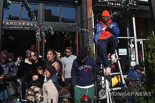 뉴욕 마라톤 지켜보는 스파이크 리 감독(사다리 위) [뉴욕 AP=연합뉴스. 재판매 및 DB 금지]