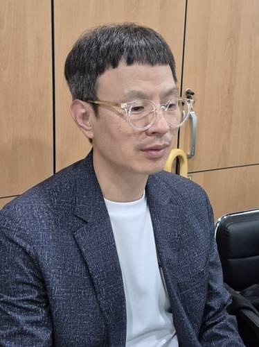 연합뉴스와 인터뷰 중인 조윤환 고아권익연대 대표 [윤근영 기자 촬영]