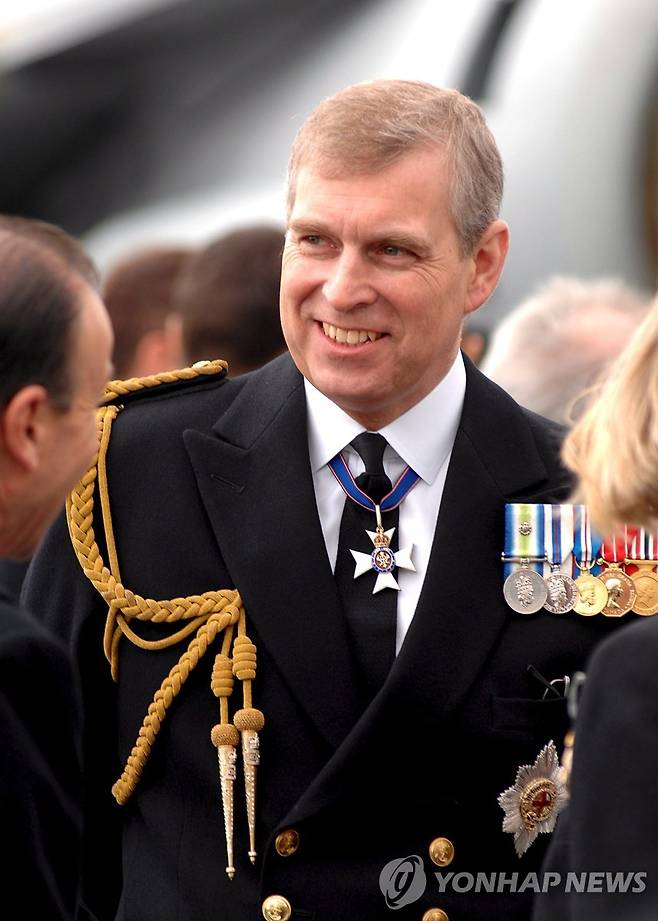 2009년 한 행사에서 해군 정복 입은 앤드루 왕자 [영국 국방부/EPA=연합뉴스 자료사진. 재판매 및 DB 금지]