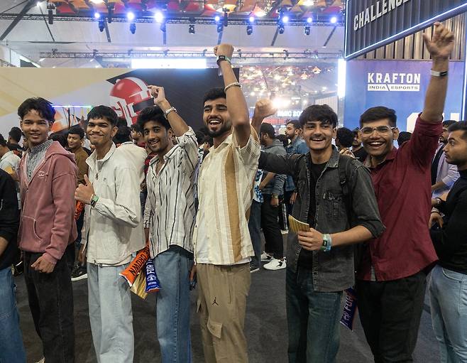 환호하는 인도 '배틀그라운드 모바일 인디아' 팬들     (뉴델리=연합뉴스) 김주환 기자 = 2일(현지시간) 인도 뉴델리 야쇼부미 컨벤션 센터에서 크래프톤이 개최한 '배틀그라운드 모바일 인디아(BGMI)' e스포츠 국제대회 'BMIC 2025' 행사장에서 관람객들이 환호하고 있다. 2025.11.2 jujuk@yna.co.kr