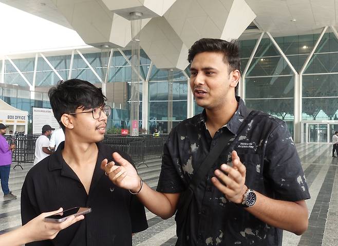 인터뷰하는 '배틀그라운드 모바일 인디아' 팬 아만 씨(오른쪽)     (뉴델리=연합뉴스) 김주환 기자 = 2일(현지시간) 인도 뉴델리 야쇼부미 컨벤션 센터에서 크래프톤이 개최한 '배틀그라운드 모바일 인디아(BGMI)' e스포츠 국제대회 'BMIC 2025' 행사장 앞에서 게임 팬 아만(오른쪽) 씨가 친구 파이잘 씨와 함께 소감을 이야기하고 있다. 2025.11.2 jujuk@yna.co.kr