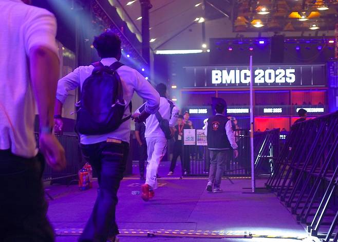 뛰어가는 인도 게임 팬들     (뉴델리=연합뉴스) 김주환 기자 = 2일(현지시간) 인도 뉴델리 야쇼부미 컨벤션 센터에서 크래프톤이 개최한 '배틀그라운드 모바일 인디아(BGMI)' e스포츠 국제대회 'BMIC 2025' 행사장에서 관람객들이 좋은 자리를 차지하려고 뛰어가고 있다. 2025.11.2 jujuk@yna.co.kr