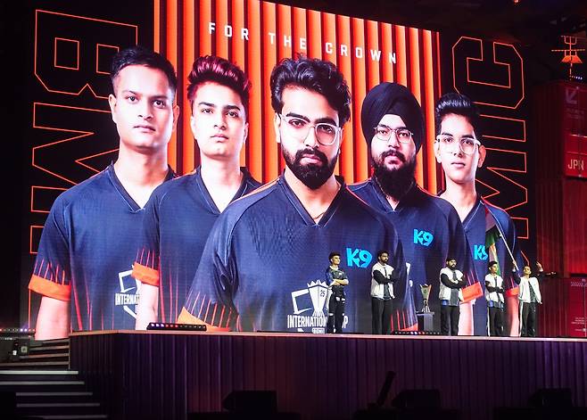 팬들에게 인사하는 인도 e스포츠 팀     (뉴델리=연합뉴스) 김주환 기자 = 인도 게임단 'K9 e스포츠'가 2일(현지시간) 인도 뉴델리 야쇼부미 컨벤션 센터에서 열린 '배틀그라운드 모바일 인디아(BGMI)' e스포츠 국제대회 'BMIC 2025' 무대 위에 올라 인사하고 있다. 2025.11.2 jujuk@yna.co.kr