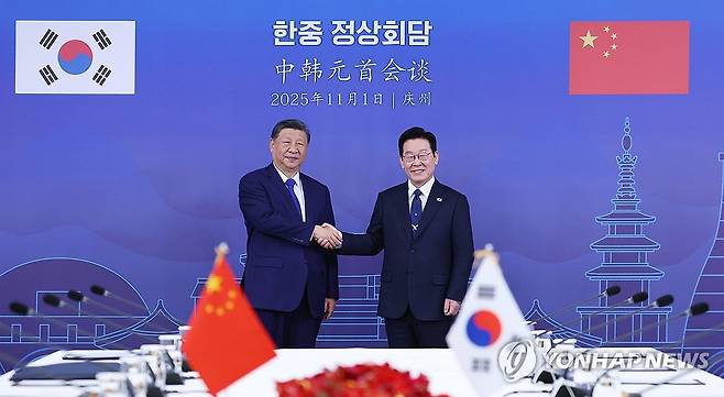 한중정상, 정상회담 기념촬영 (경주=연합뉴스) 김도훈 기자 = 이재명 대통령과 시진핑 중국 국가주석이 1일 경북 국립경주박물관에서 한중 정상회담에 앞서 기념 촬영을 하고 있다. 2025.11.1 superdoo82@yna.co.kr