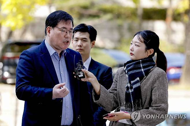 선고공판 출석하는 유동규 (서울=연합뉴스) 최재구 기자 = 대장동 개발 비리 의혹으로 재판에 넘겨진 유동규 전 성남도시개발공사 기획본부장이 31일 서울 서초구 중앙지법에서 열린 1심 선고공판에 출석하며 입장을 밝히고 있다. 2025.10.31 [공동취재] jjaeck9@yna.co.kr