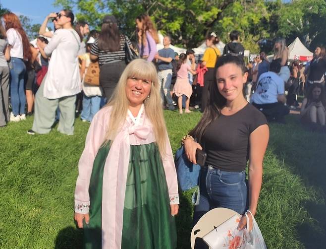 아르헨티나 '한인 문화의 날' 행사에서 포즈를 취하는 모녀 (부에노스아이레스=연합뉴스) 김선정 통신원 = 아르헨티나의 수도 부에노스아이레스의 팔레르모 공원에서 2025년 한인 문화 행사 '하루 페스트가'가 2일(현지시간) 개최됐다. 한복을 곱게 차려입은 아날리아(58)와 딸 마리엘(30)이 연합뉴스와 인터뷰를 하고 있다. 2025.11.3 sunniek8@yna.co.kr