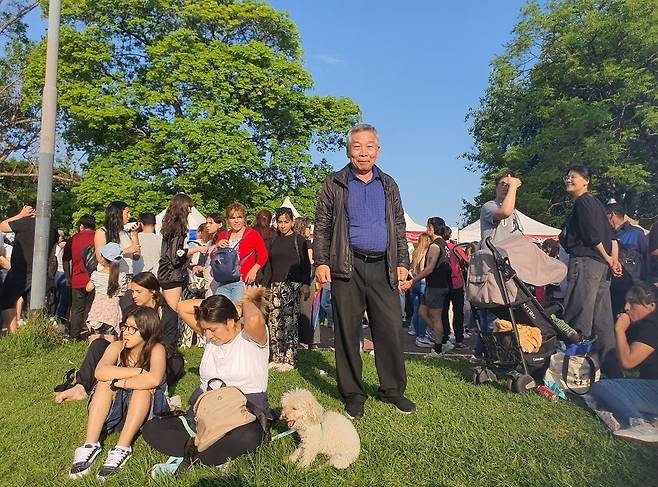 '한인 문화의 날' 행사에 자원봉사 중인 이강진(66) 씨 (부에노스아이레스=연합뉴스) 김선정 통신원 = 아르헨티나의 수도 부에노스아이레스의 팔레르모 공원에서 2025년 한인 문화 행사 '하루 페스트가'가 2일(현지시간) 개최됐다. 아르헨티나에 이민 온 지 48년 된 이강진(66)씨가 포즈를 취하고 있다. 2025.11.3 sunniek8@yna.co.kr