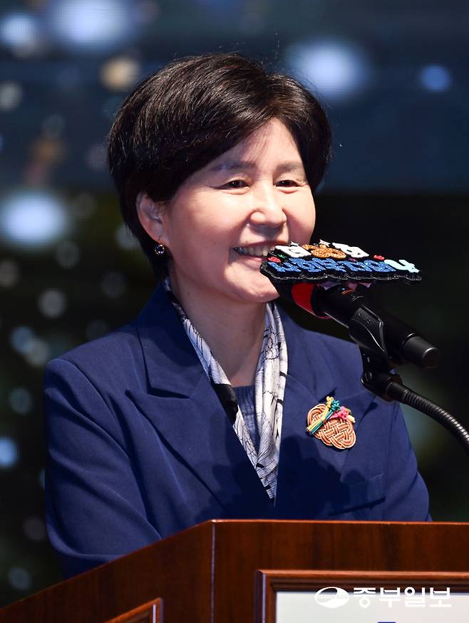 4일 오후 수원시 권선구 수원문화원 빛누리아트홀에서 열린 사회복지의 날 기념행사에서 백혜련 국회의원이 축사를 하고 있다. 임채운기자