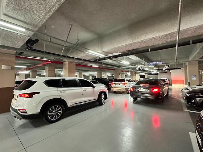 4일 오전 송도국제도서관 지하주차장 이용 차량들이 이중주차로 인해 엉켜 있다. 사진=장수빈 기자