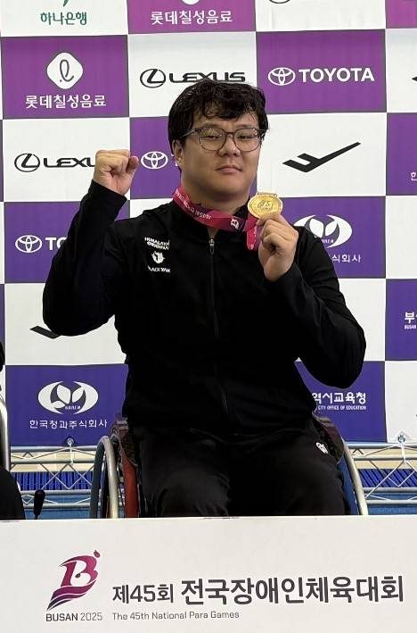 4일 부산 사직수영장에서 열린 제45회 전국장애인체육대회 수영 남자 자유형 100m S2-4서 우승한 조기성(용인시청)이 기념사진을 찍고 있다. 사진=본인제공