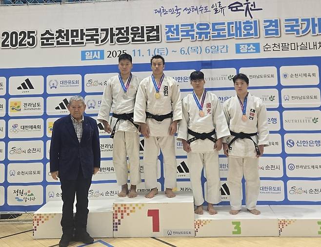 4일 전남 순천팔마체육관에서 열린 2025 순천만 국가정원컵 유도대회 남고부 100kg급에서 우승한 차서율(왼쪽에서 3번째·경민고)이 입상자들과 기념촬영을 하고 있다. 사진=경민고등학교