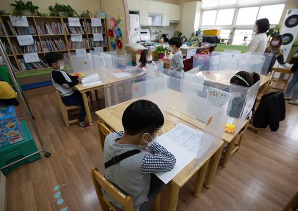 서울의 한 초등학교에서 학생들이 돌봄교실 수업을 듣고 있다. 연합뉴스 자료사진