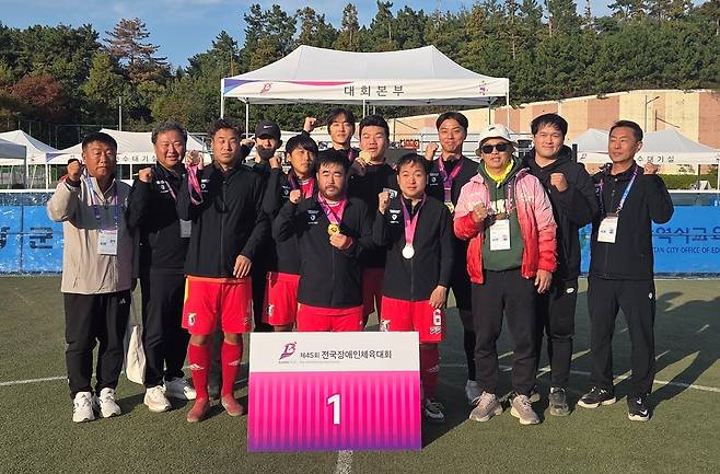 제45회 전국장애인체육대회 축구 남자 5인제 B1에서 우승을 차지한 경기도 선수단이 기념사진을 찍고 있다. <경기도장애인체육회 제공>