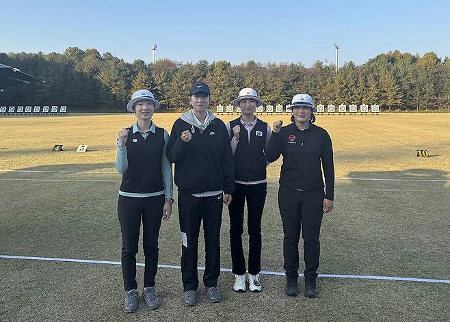 4일 예천 진호국제양궁장에서 끝난 2026 양궁 리커브 국가대표 2차선발전에서 20강을 통과한 광주 여자양궁 선수들이 기념촬영을 하고 있다. 왼쪽부터 최미선, 안산, 오예진, 김수린  <광주시양궁협회 제공>