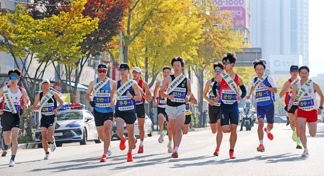 전북일보 주최 ‘제37회 전북역전마라톤대회’ 첫날인 4일 도내 14개 시•군 대표 선수들이 전주시 전북일보사 앞 기린대로에서 힘차게 출발하고 있다. 조현욱 기자
