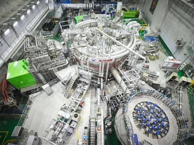 미래 핵융합 발전소 운전에 필요한 핵심 기술 검증에 들어간 초전도 핵융합연구장치 'KSTAR'의 모습. 한국핵융합에너지연구원 제공