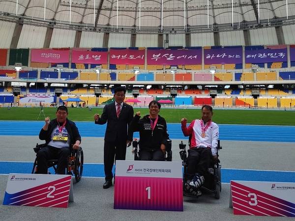 전국장애인체육대회에 나선 경남선수단 강외택이 4일 원반던지기(F32)에서 금메달을 딴뒤 기념 촬영을 하고 있다. /경남장애인체육회