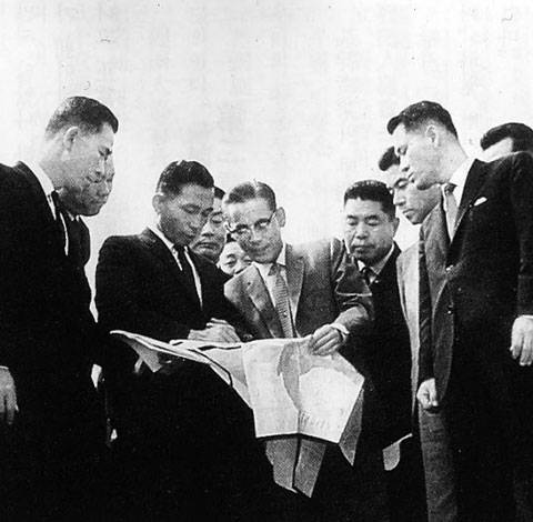 군인 지도자 박정희의 머리에 외자도입형 수출주도형 공업화 전략이라는 거대한 청사진을 넣어준 이병철. 왼쪽 두 번째가 박정희 대통령, 가운데가 이병철 회장.