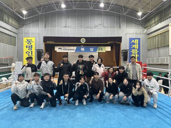 복싱 일반부에서 1위를 차지한 경남선수단이 단체 사진을 찍고 있다. 사진=진주시체육회